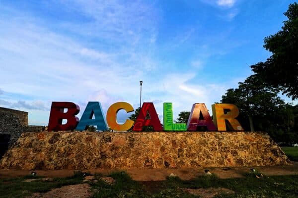 letras de bacalar brillantes y de colores en el atardecer