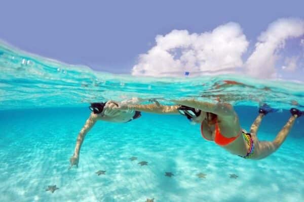 pareja haciendo snorkel en cozumel