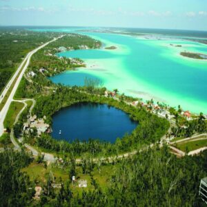 vista aerea de la laguna de bacalar y el cenote azul
