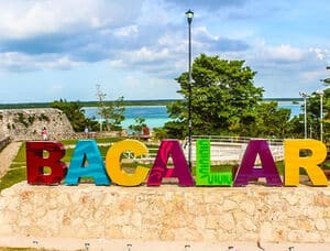 letras de colores resplandecientes en el mirador de bacalar