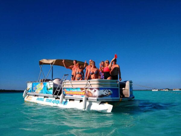 gente sobre el ponton en bacalar disfrutando del sol