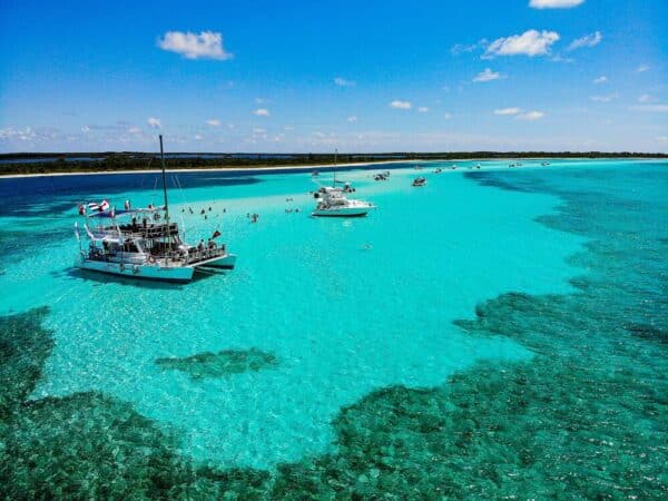 vista aerea del mar de Cozumel con barcos y lanchas en la orilla